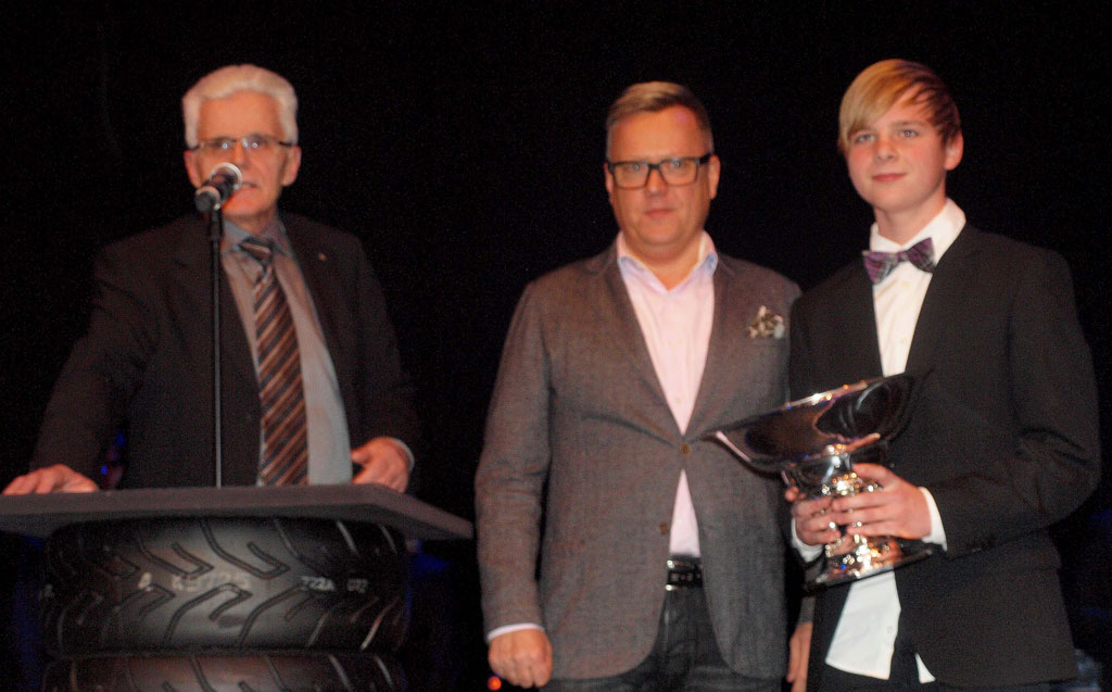 Guldsmed Kim Colding (i midten) er tidligere landstræner i karting, og han overrakte det flotte Colding-pokal til Christian Sørensen. Dansk Automobil Sports Union: C.C. Hansen motiverede udpegningen for de 1.100 tilskuere i Cirkusbygningen.
(Foto: Åge Keseler Kirketerp)